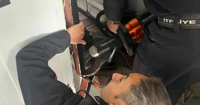 Antakya da profil demirine sıkışan kuş kurtarıldı Hatay Haberleri