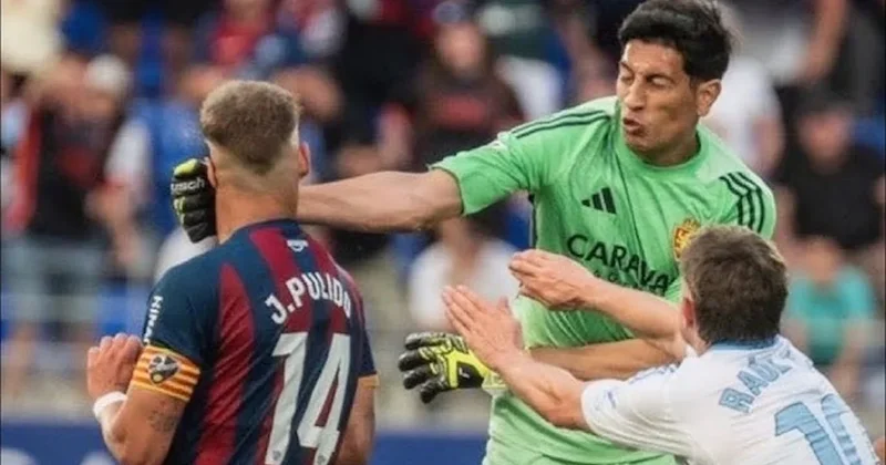 Kırmızı kart gören kaleci çılgına döndü, rakip futbolcuyu yumrukladı Sözcü Gazetesi