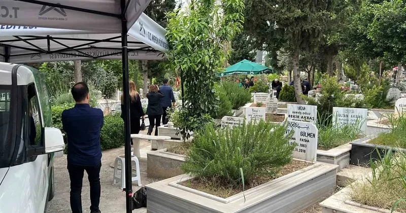 Boğazına çilek kaçarak hayatını kaybeden minik Mustafa Mersin’de toprağa verildi