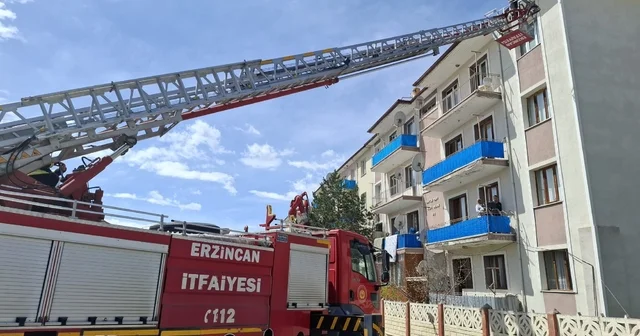 Çatıya takılan kuşu itfaiye kurtardı Erzincan Haberleri