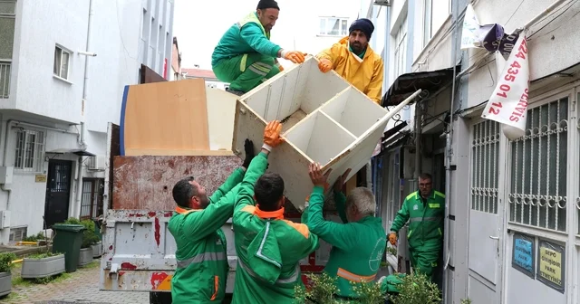 Osmangazi de çöp eve müdahale Çöp ev temizlendi mahallesi nefes aldı Bursa Haberleri