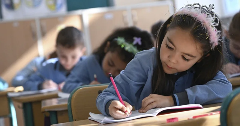 1 Mayıs’ta okullar tatil mi? 1 Mayıs günü okul var mı, ders işlenecek mi? 1 Mayıs resmi tatil mi, hangi güne denk geliyor?