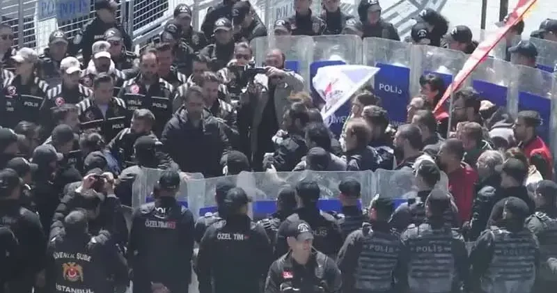 Taksim de izinsiz gösteriye polis müdahale etti: 46 gözaltı