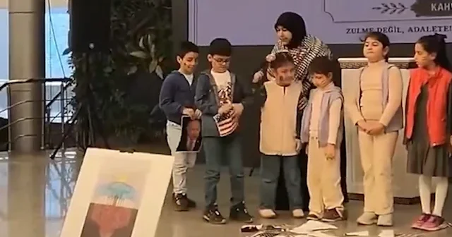 Türkiye de Minab kurbanları için anlamlı anma: Çocuklar sahnede ABD ve İsrail bayaraklarını yırttı VİDEO İZLE