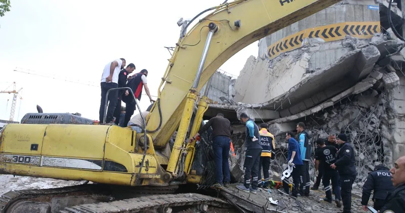 Kahramanmaraş ta yıkım faciası! 5 katlı otopark çöktü: İş makinesi operatörü enkaz altında kaldı