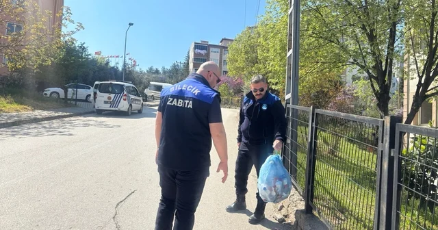 Metro Turizmin yolcu otobüsü şaşırttı Otogara girmeyip yol üstünde yolcu indirdi, bir de yol kenarına çöpünü bırakıp gitti Aracı tespit eden zabıta, otobüse gerekli cezayı yazdı Bilecik Haberleri