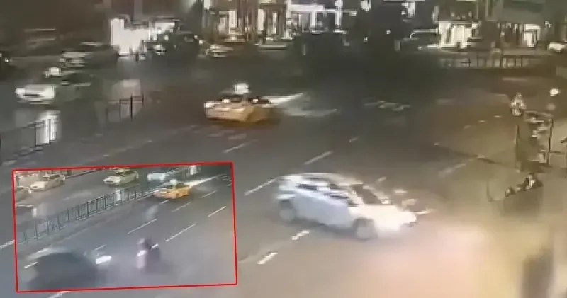 Şişhane’de otomobilin çarptığı motosiklet durağa daldı; kaza kamerada 1 ölü 3 yaralı
