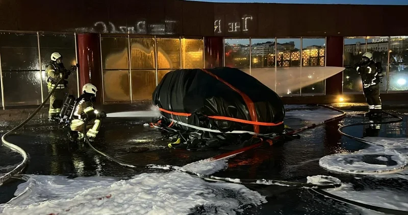 Şişli de 34 katlı plazanın otoparkındaki elektrikli cip yandı: Özel yangın brandası ile müdahale edildi Gündem Haberleri