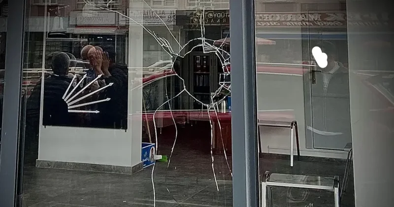 CHP nin ilçe başkanlığı binasına taşlı saldırı Sözcü Gazetesi