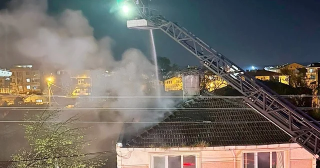 Gece yarısı korkutan yangın: Evde uyuyan kişi kurtarıldı Leylek yuvası taşında Tekirdağ Haberleri