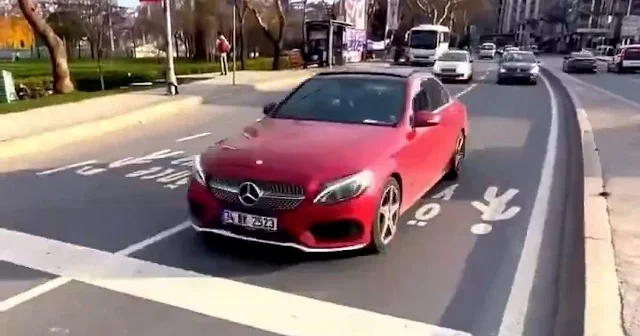 İstanbul’da turistin yaya geçidi denemesi sosyal medyada gündem oldu: Durmak yerine hızlandılar VİDEO İZLE