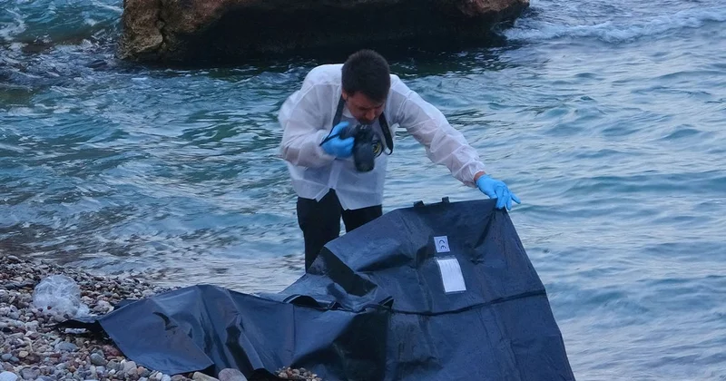 Montuyla ayakkabısını çıkarıp kot ve atletle denize giren genç boğuldu