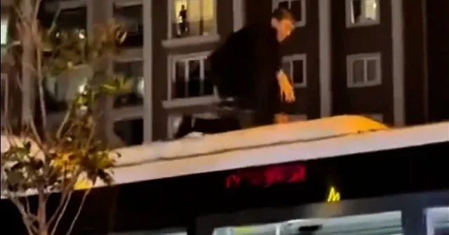 İETT otobüsünün üzerine çıkarak yolculuk yaptı VİDEO İZLE