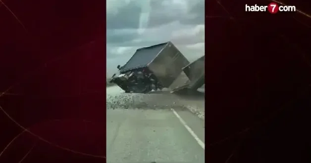 Şiddetli rüzgar kamyon devirdi: Havada parçalandı