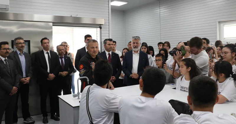 Türkiye nin ilk astronotu Gezeravcı öğrencilerle buluştu