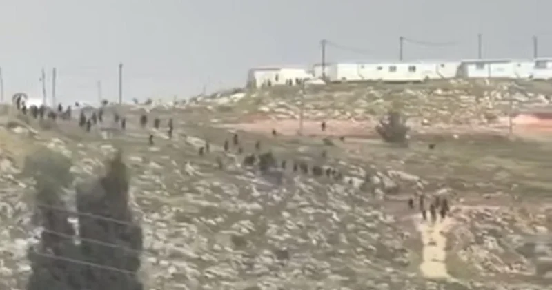 İşgalci İsrailliler, Batı Şeria da Filistinlilere ve evlerine saldırdı