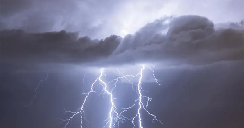 Yıldırım düşmesi can aldı: En az 14 ölü!