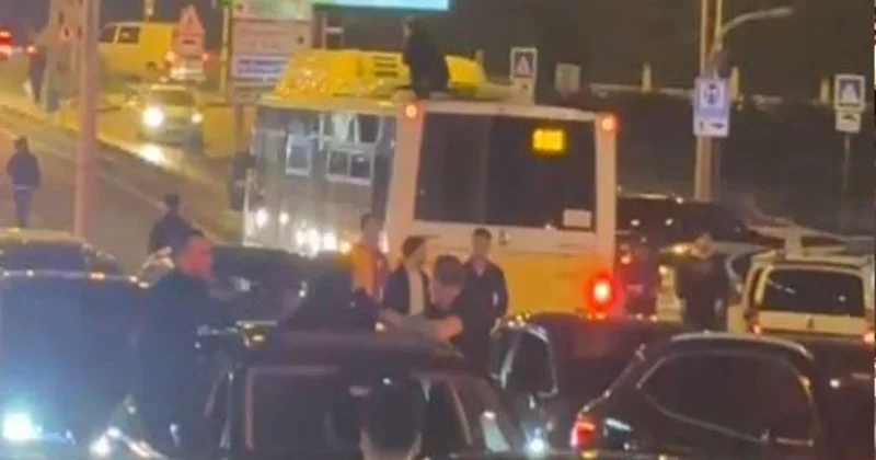 Galibiyet kutlamalarında Galatasaylı taraftar otobüsün üzerinde yolculuk yaptı