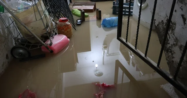 Sağanak ve dolu sonrası bodrum katını su bastı: Eşyalarının üzerine basarak içeri girdiler Elazığ Haberleri