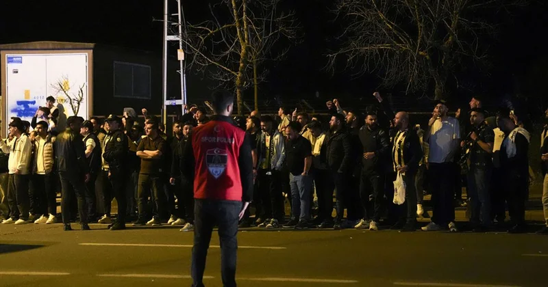 Fenerbahçe de Derbi Sonrası Taraftar Tepkisi: Otobüse Yabancı Madde ve İstifa Tezahüratları