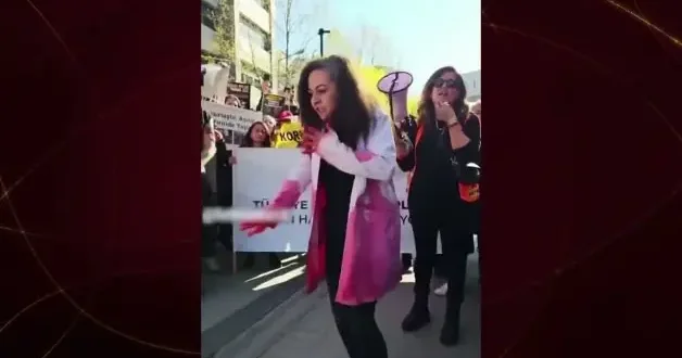 Başıboş köpekler için toplanılan eylemde bir kadının tuhaf hareketleri gündem oldu!