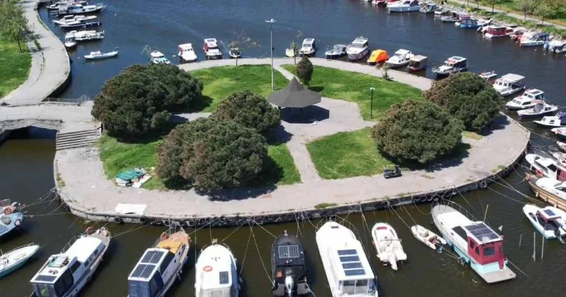 İstanbul’da derenin rengi kahverengiye döndü