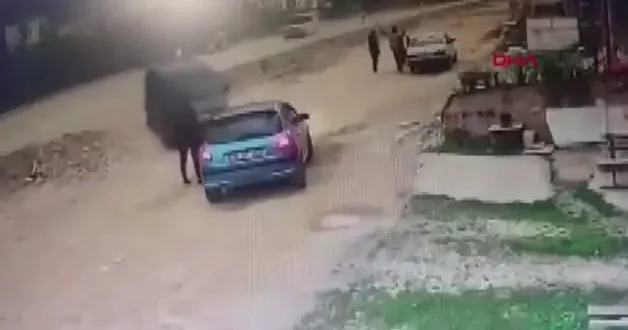 Giresun da hafif ticari aracıyla husumetlisine çarpıp kaçtı: O anlar kamerada