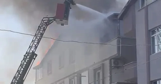 Kocaeli de tadilatta olan binanın çatısı alevlere teslim oldu Kocaeli Haberleri