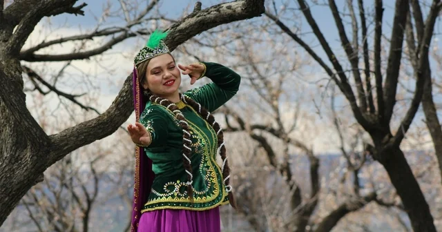 Kars ta çiçek açan bağlarda Kafkas dansı görsel şölene dönüştü Kars Haberleri