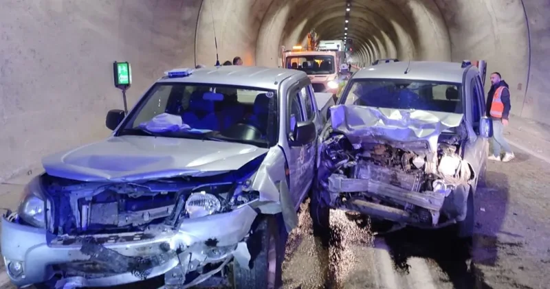 Tünel içinde 2 araç kafa kafaya çarpıştı: 7 yaralı!