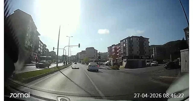 Otomobilin çarptığı üniversite öğrencisi yaralandı; kaza anı kamerada Zonguldak Haberleri