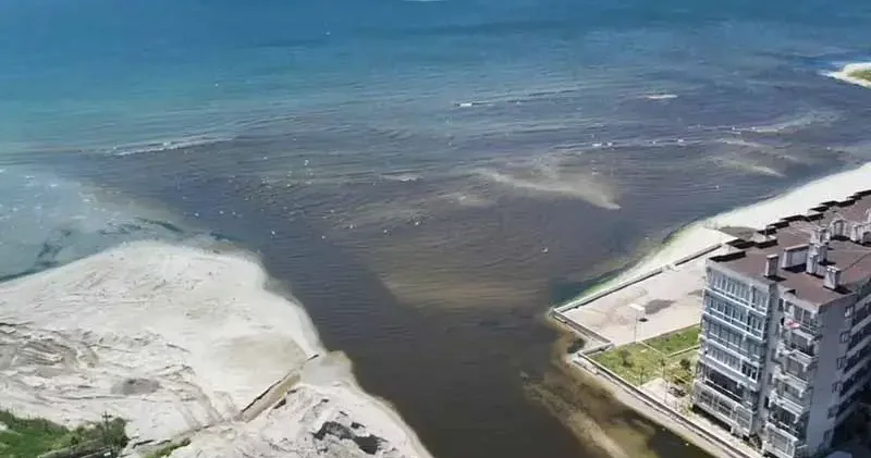 Küçükçekmece deki Menekşe Deresi nin rengi kahverengiye büründü