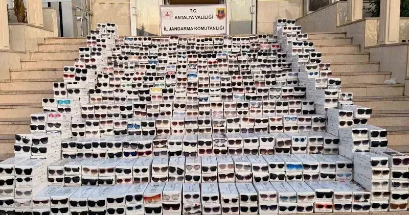 Antalya’da piyasa değeri 20 milyon olan 20 bin kaçak gözlük ele geçirildi Antalya Haberleri