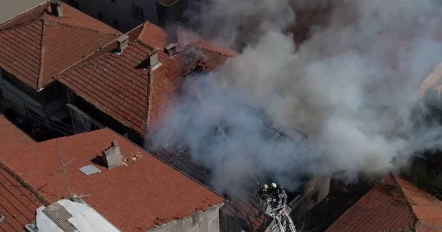 Çatı yangınında annenin dikkati faciayı önledi Çatıda alevlerden dökülen parçalar yola savruldu Sakarya Haberleri