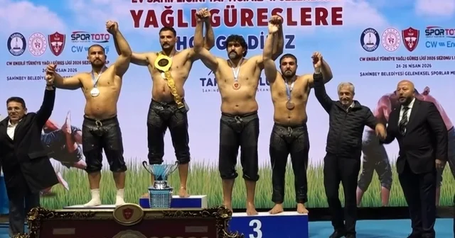 Gaziantep te altın kemer Mustafa Taş ın CW Enerji Türkiye Yağlı Güreş Ligi 1. Etap Gaziantep te yapıldı Finalde rakibi Feyzullah Aktürk ü mağlup ederek başpehlivan olan Mustafa Taş, altın kemer, altın madalya ve kupanın sahibi oldu Gaziantep Haberleri