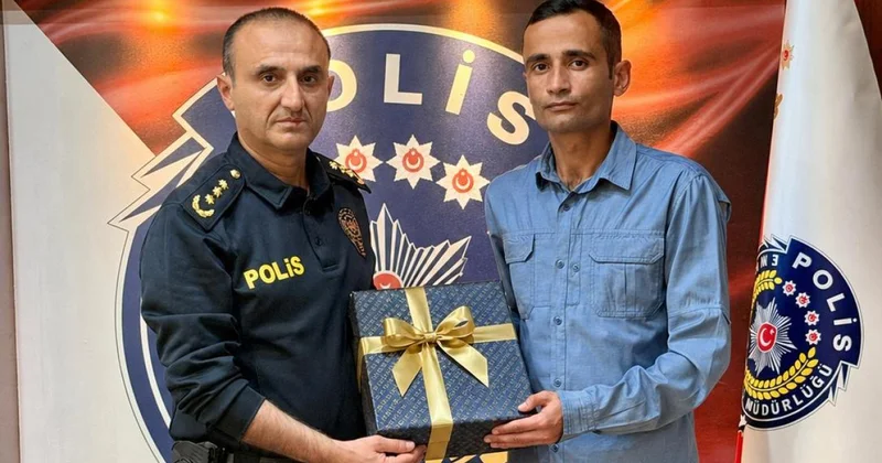 Öğrencileri kapıda karşılayan polis ödüllendirildi