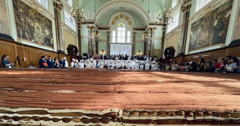 3 binden fazla yumurta kullanıldı! En uzun tiramisu rekoru Londra da kırıldı