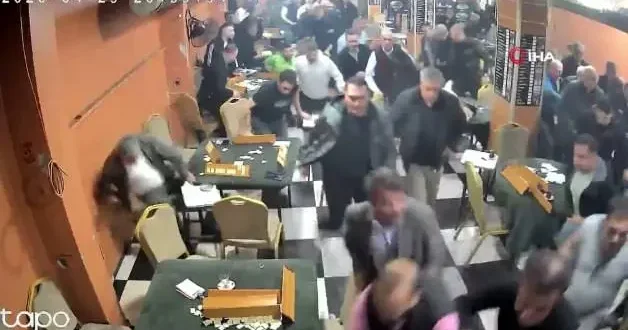 Camlar titreyinde kahvedekiler birbirini ezdi! İşte evlere şenlik panik...