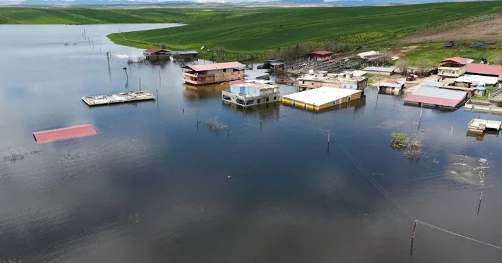 Ambar Barajı’nın kapakları açıldı, boşaltılan 10 ev su altında kaldı