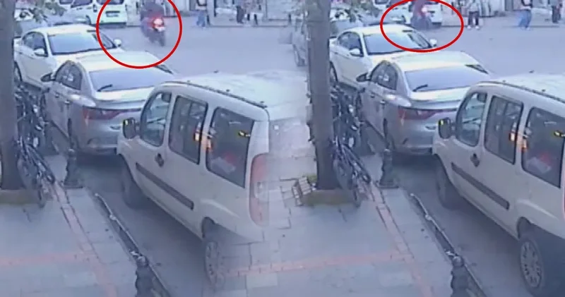 Manevra yapan motosikletli genç park halindeki araca çarptı: Kaza anı kamerada