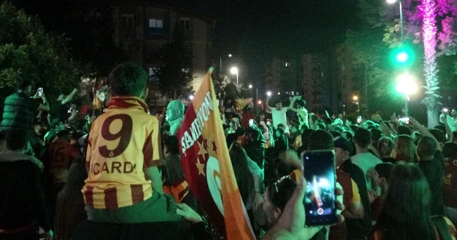 Antalya da derbi galibiyetini kutlayan bir taraftar bıçakla yaralandı Antalya da derbinin ardından galibiyet coşkusu yaşandı Antalya Haberleri