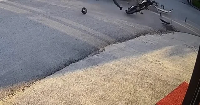 Sanayi sitesinde motosiklet ile otomobilin çarpıştığı kaza kamerada Bartın Haberleri