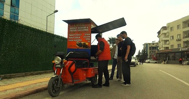 1 metrekarelik ekmek teknesiyle nohut dürüm lezzetini vatandaşın ayağına götürüyor Hatay Haberleri