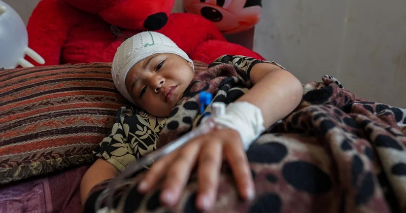 Katil İsrail in Gazze de hedef aldığı okulda yaralanan çocuk kısmi felç geçirdi