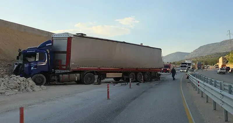 İstinat duvarına çarpan TIR daki mermerler, otomobildekilerin üzerine düştü; 1 ölü, 3 yaralı