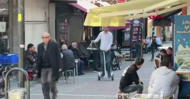 Günde 25 bin adım atan çaycı yorulunca çareyi hoverboard ile serviste buldu