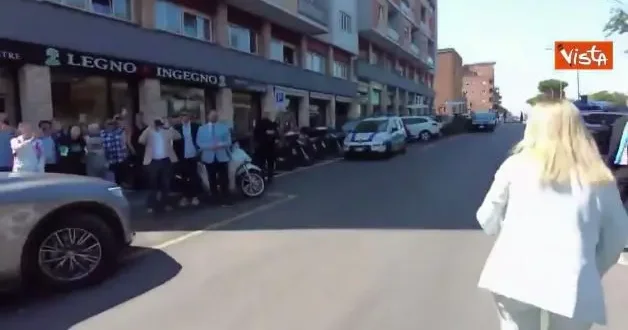 İtalya Başbakanı Meloni çocukluğunu geçirdiği mahallede eski komşusuyla hasret giderdi