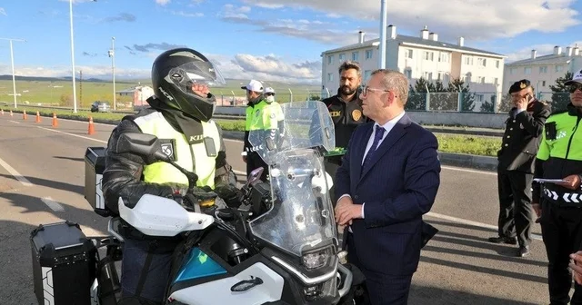 Kars Valisi Ziya Polat tan bayram mesaisindeki polis ekiplerine ziyaret Kars Haberleri