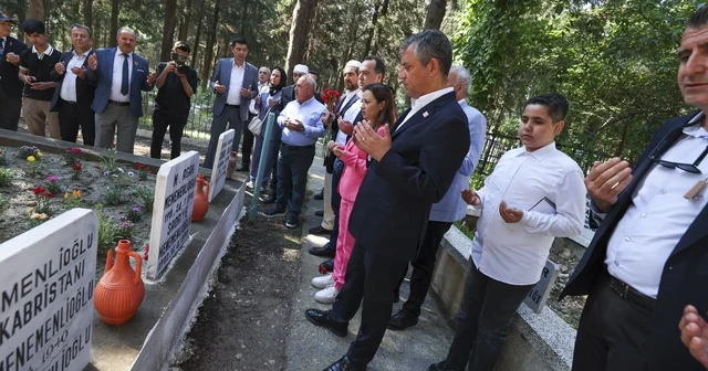 Özgür Özel Manisa da şehitlik ve Ferdi Zeyrek in mezarını ziyaret etti Manisa Haberleri