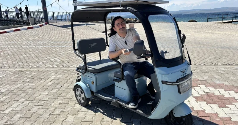 Güneş paneli taktığı elektrikli motosikletle ücretsiz yolculuk yapıyor: Uzun kabloyu nereye takarız derdi hiç yok Çanakkale Haberleri